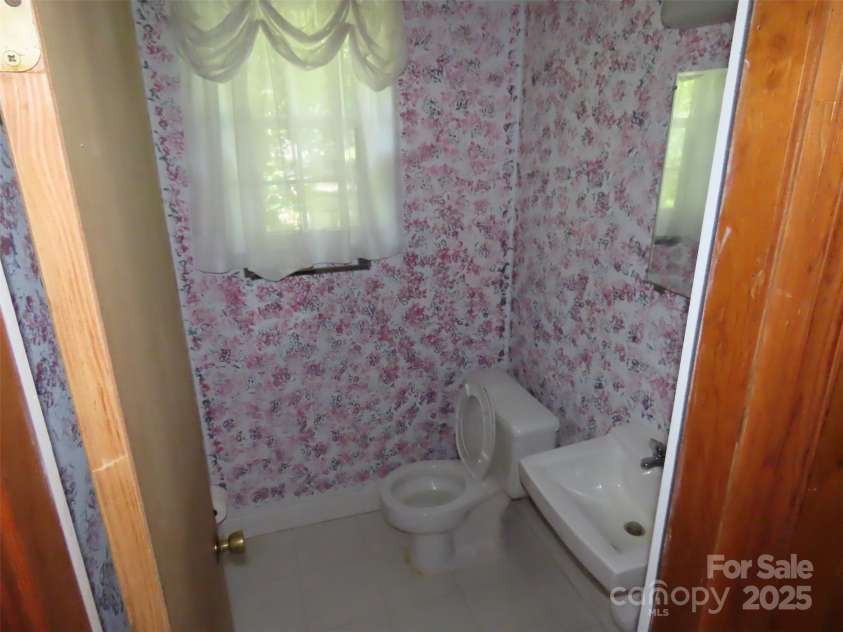5823 Rupert Lane, Charlotte, NC 28215.  MLS# CAR4276006, YatesRealty ID 22706. 
