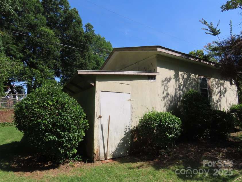 5823 Rupert Lane, Charlotte, NC 28215.  MLS# CAR4276006, YatesRealty ID 22706. 
