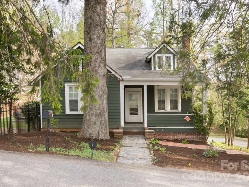 1 Ridgefield Place, Asheville, NC 28803.  MLS# CAR4357562, YatesRealty ID 22707. 