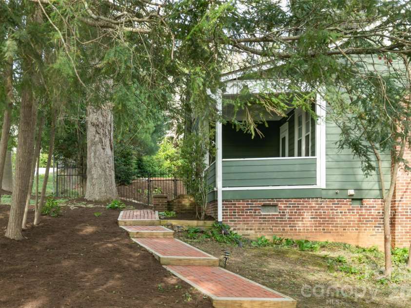1 Ridgefield Place, Asheville, NC 28803.  MLS# CAR4357562, YatesRealty ID 22707. 