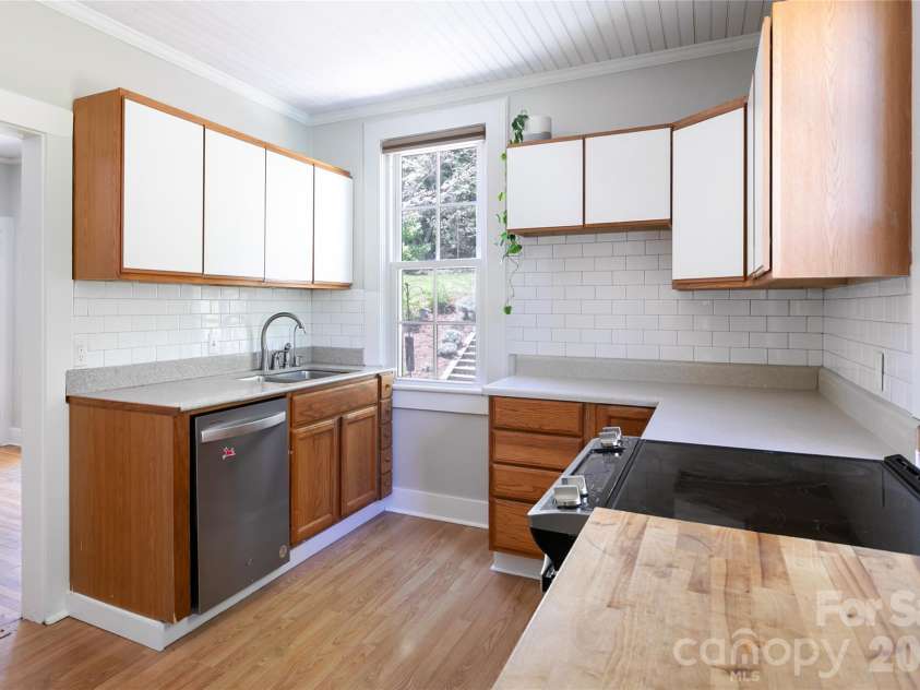 1 Ridgefield Place, Asheville, NC 28803.  MLS# CAR4357562, YatesRealty ID 22707. 