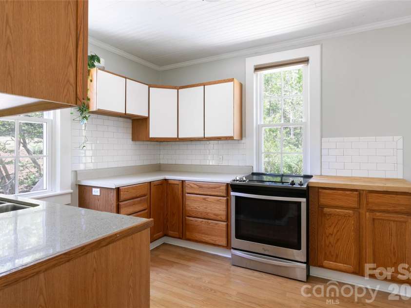 1 Ridgefield Place, Asheville, NC 28803.  MLS# CAR4357562, YatesRealty ID 22707. 