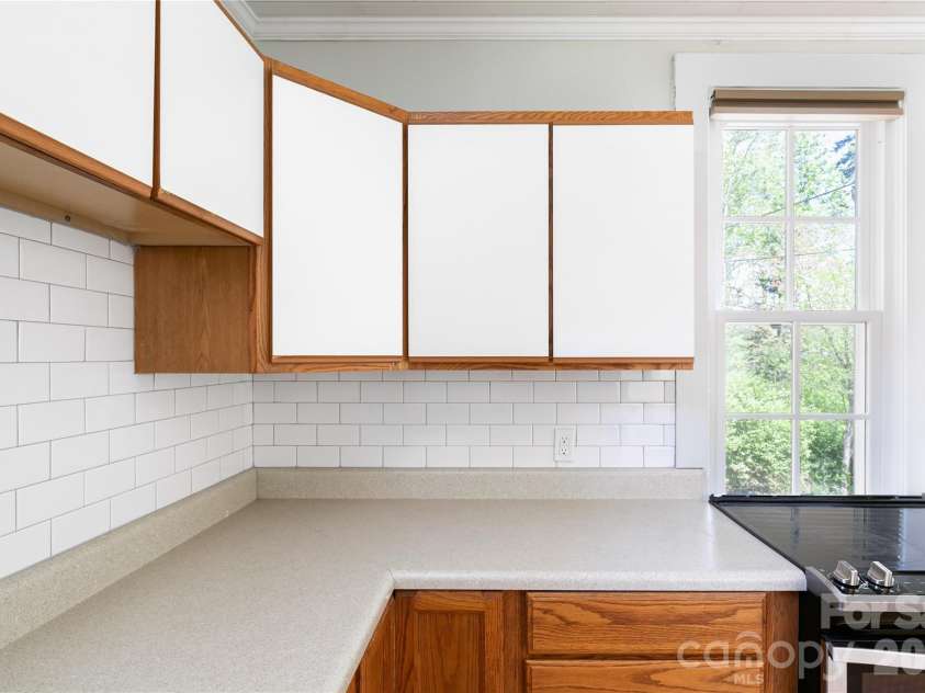 1 Ridgefield Place, Asheville, NC 28803.  MLS# CAR4357562, YatesRealty ID 22707. 
