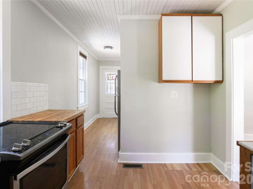 1 Ridgefield Place, Asheville, NC 28803.  MLS# CAR4357562, YatesRealty ID 22707. 