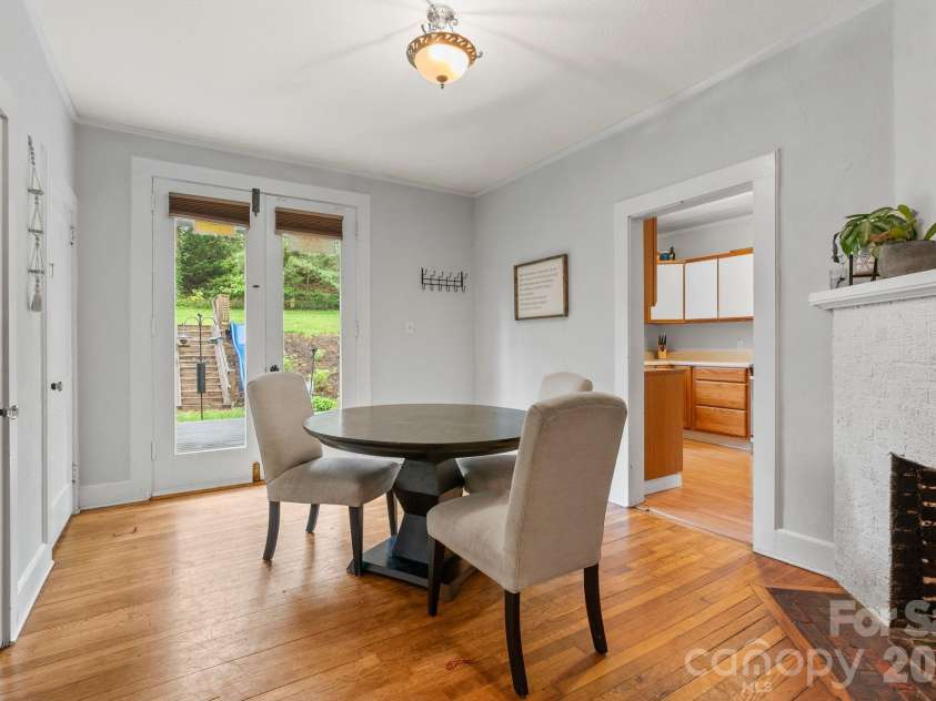 1 Ridgefield Place, Asheville, NC 28803.  MLS# CAR4357562, YatesRealty ID 22707. 