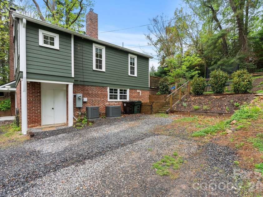 1 Ridgefield Place, Asheville, NC 28803.  MLS# CAR4357562, YatesRealty ID 22707. 