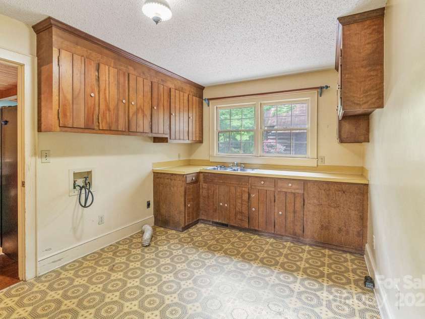 1513 Shelby Highway, Cherryville, NC 28021.  MLS# CAR4254779, YatesRealty ID 22708. 