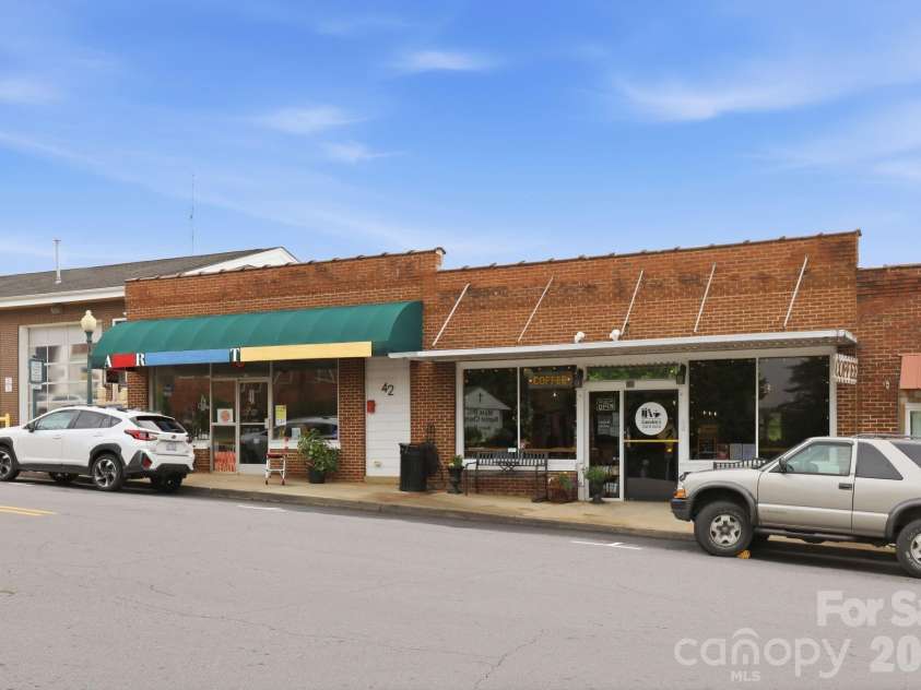 122 Running Deer Lane, Mars Hill, NC 28754.  MLS# CAR4370515, YatesRealty ID 22709. Easily walkable downtown.  