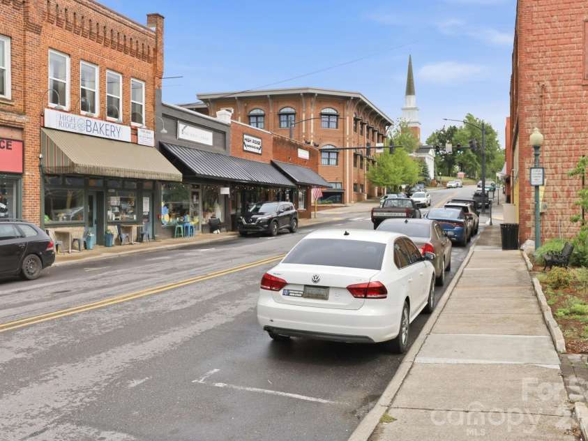122 Running Deer Lane, Mars Hill, NC 28754.  MLS# CAR4370515, YatesRealty ID 22709. Even a downtown bakery.