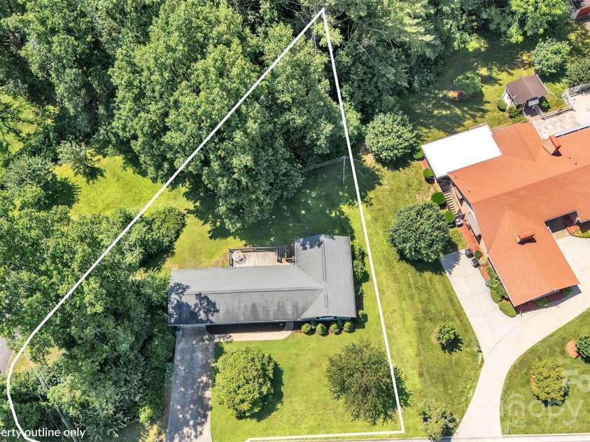 116 Eastwood Park Drive, Lenoir, NC 28645.  MLS# CAR4274356, YatesRealty ID 22711. 