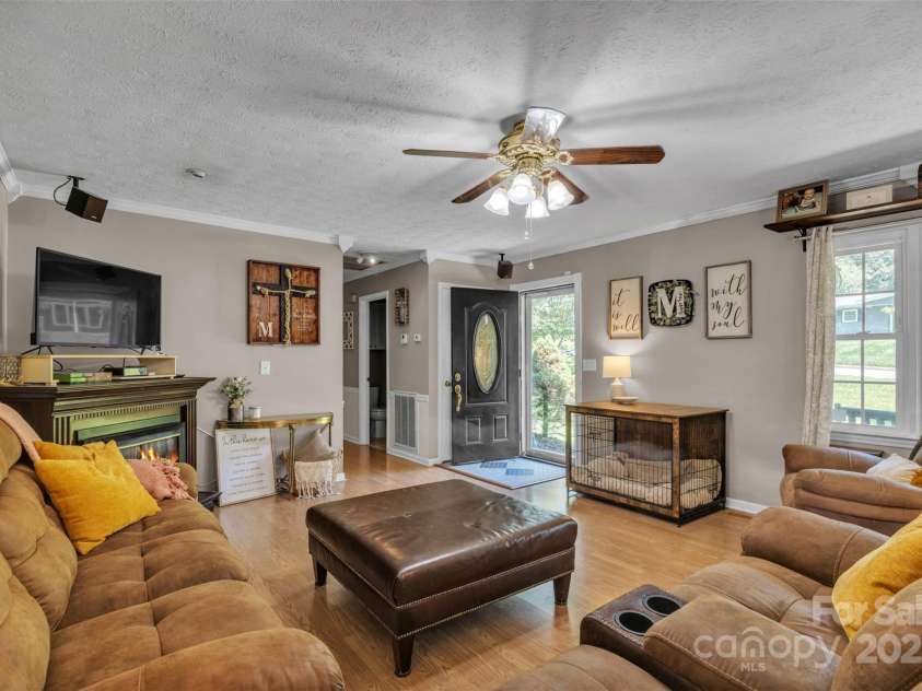 116 Eastwood Park Drive, Lenoir, NC 28645.  MLS# CAR4274356, YatesRealty ID 22711. Living Room
