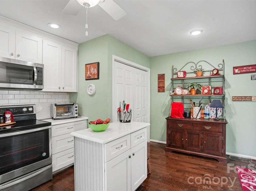 8968 St Croix Lane, Charlotte, NC 28277.  MLS# CAR4360123, YatesRealty ID 22711. 