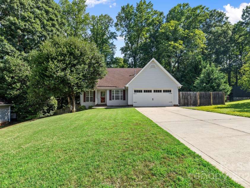 131 Canopy Court, Mooresville, NC 28115.  MLS# CAR4268984, YatesRealty ID 22713. Charming curb appeal meets convenience on this .44-acre cul-de-sac lot in Bradford Glyn, featuring a covered front entry, mature trees, and an extended driveway leading to a 2-car garage.