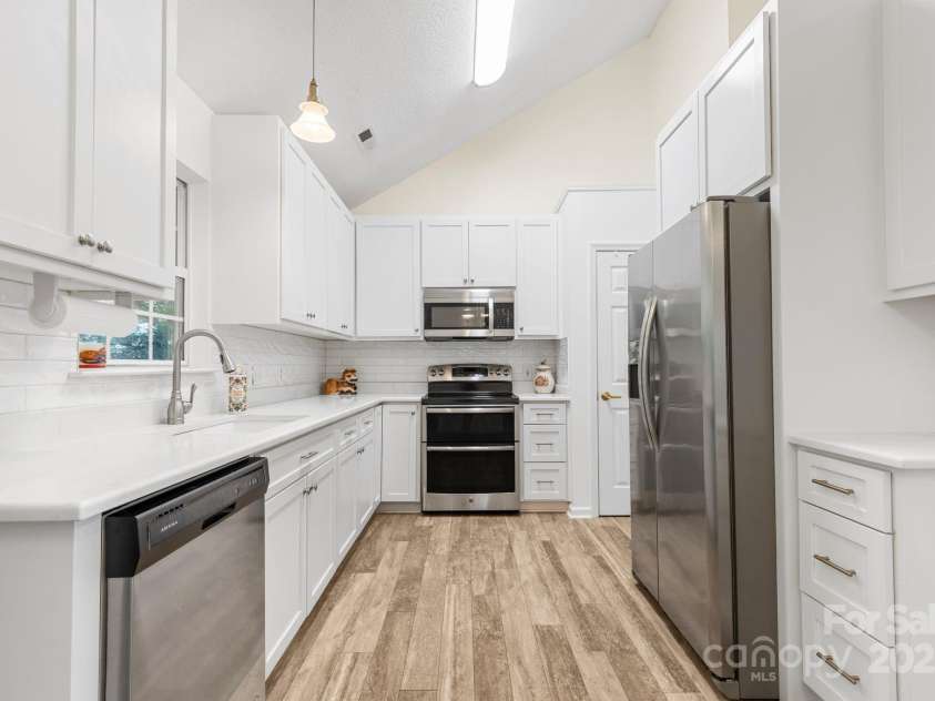 131 Canopy Court, Mooresville, NC 28115.  MLS# CAR4268984, YatesRealty ID 22713. Updated kitchen with new white cabinetry, subway tile backsplash, and stainless appliances.
