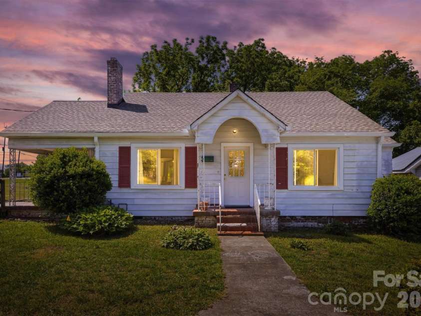 117 3rd Avenue, Hickory, NC 28602.  MLS# CAR4362894, YatesRealty ID 22714. 