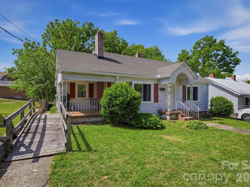 117 3rd Avenue, Hickory, NC 28602.  MLS# CAR4362894, YatesRealty ID 22714. 