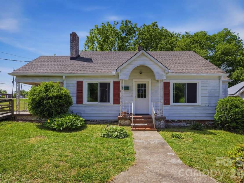 117 3rd Avenue, Hickory, NC 28602.  MLS# CAR4362894, YatesRealty ID 22714. 