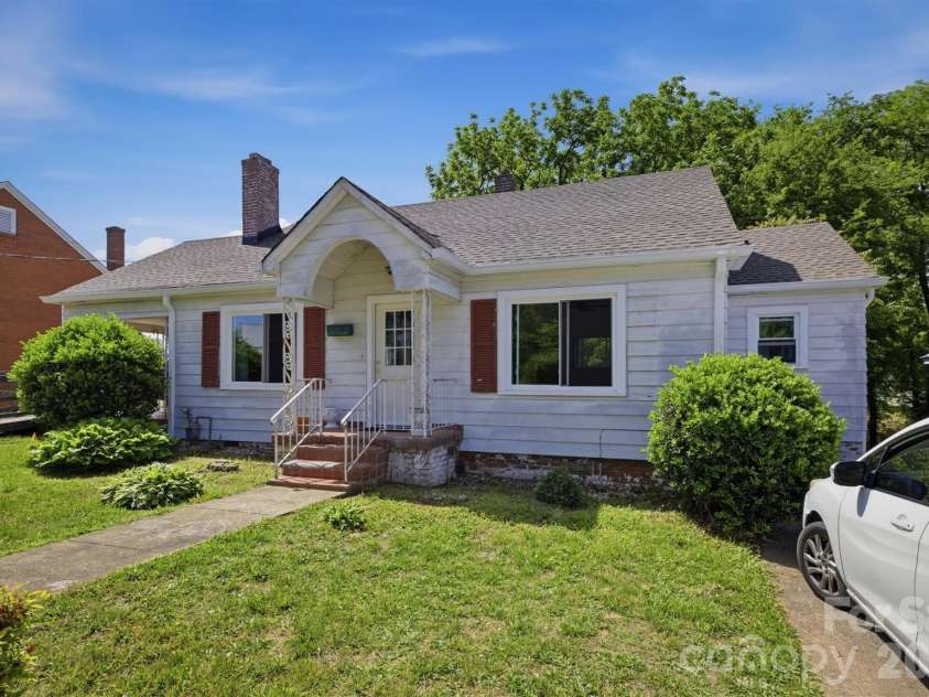 117 3rd Avenue, Hickory, NC 28602.  MLS# CAR4362894, YatesRealty ID 22714. 