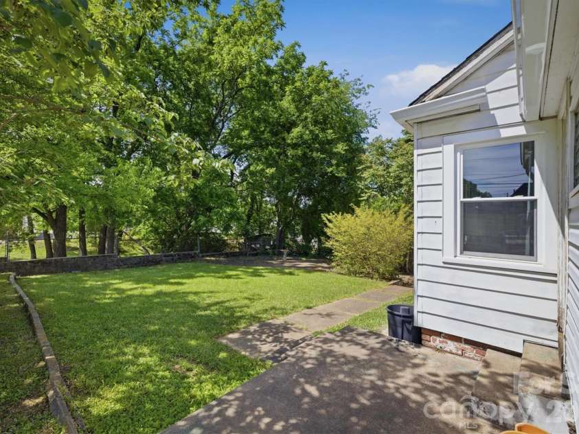 117 3rd Avenue, Hickory, NC 28602.  MLS# CAR4362894, YatesRealty ID 22714. 