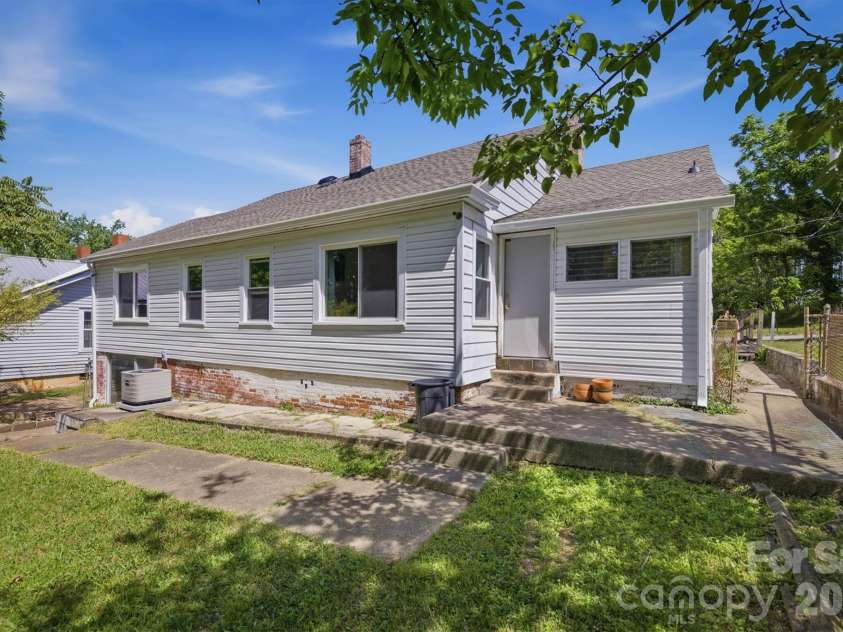 117 3rd Avenue, Hickory, NC 28602.  MLS# CAR4362894, YatesRealty ID 22714. 