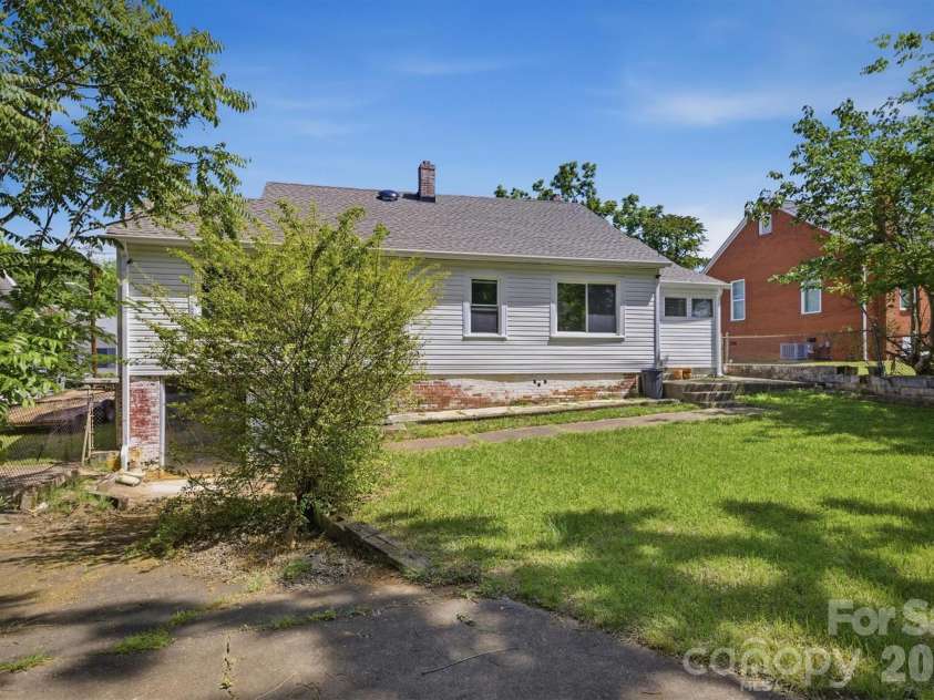 117 3rd Avenue, Hickory, NC 28602.  MLS# CAR4362894, YatesRealty ID 22714. 