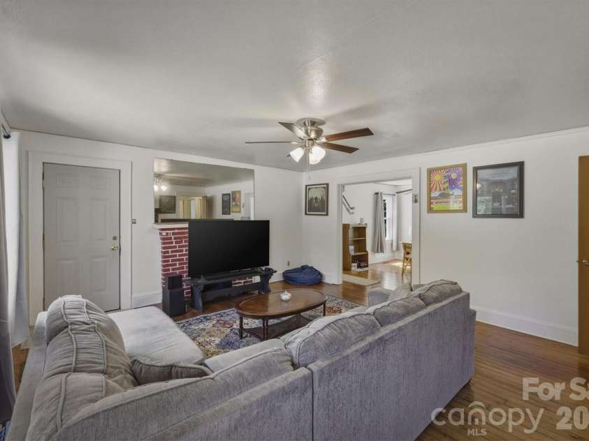 117 3rd Avenue, Hickory, NC 28602.  MLS# CAR4362894, YatesRealty ID 22714. 