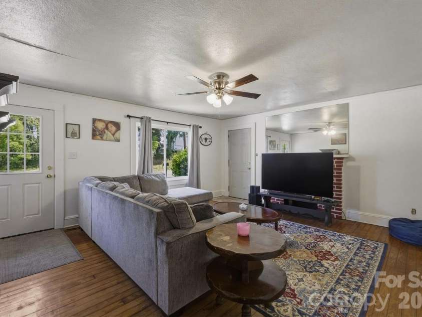 117 3rd Avenue, Hickory, NC 28602.  MLS# CAR4362894, YatesRealty ID 22714. 