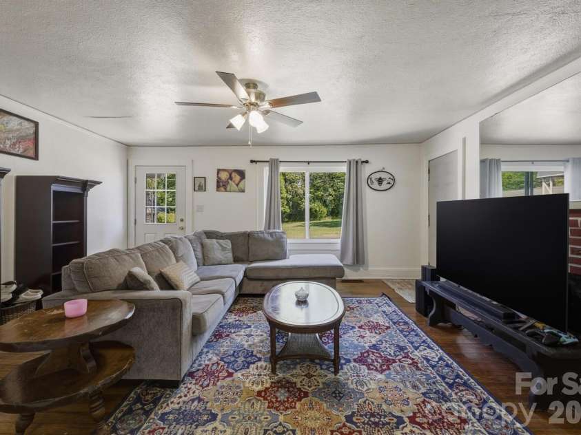 117 3rd Avenue, Hickory, NC 28602.  MLS# CAR4362894, YatesRealty ID 22714. 