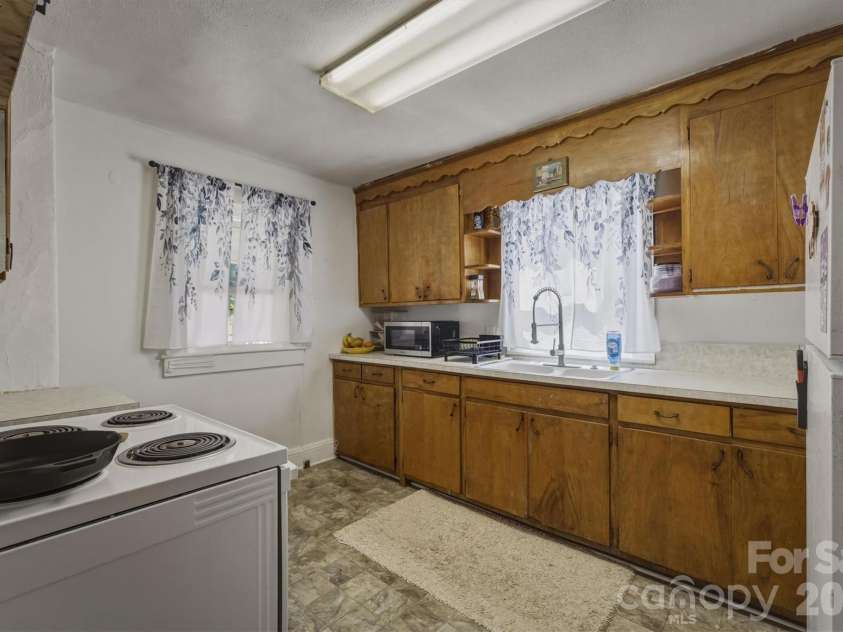 117 3rd Avenue, Hickory, NC 28602.  MLS# CAR4362894, YatesRealty ID 22714. 