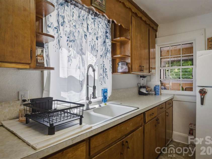 117 3rd Avenue, Hickory, NC 28602.  MLS# CAR4362894, YatesRealty ID 22714. 