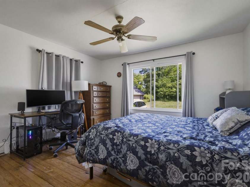 117 3rd Avenue, Hickory, NC 28602.  MLS# CAR4362894, YatesRealty ID 22714. 
