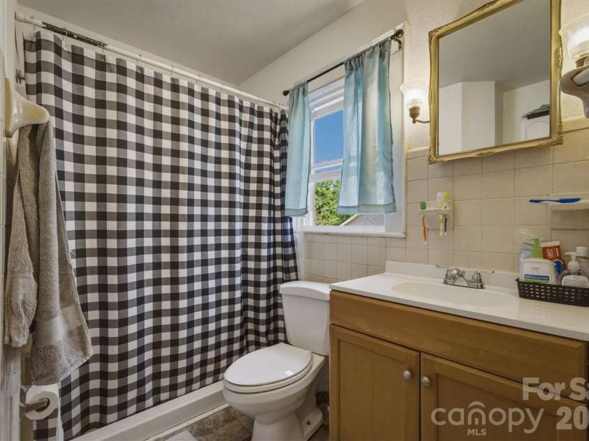 117 3rd Avenue, Hickory, NC 28602.  MLS# CAR4362894, YatesRealty ID 22714. 