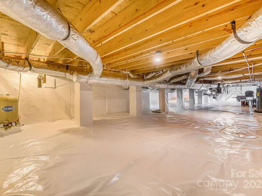 223 Reilly Drive, Leicester, NC 28748.  MLS# CAR4310121, YatesRealty ID 22714. So clean and spacious with moisture control!