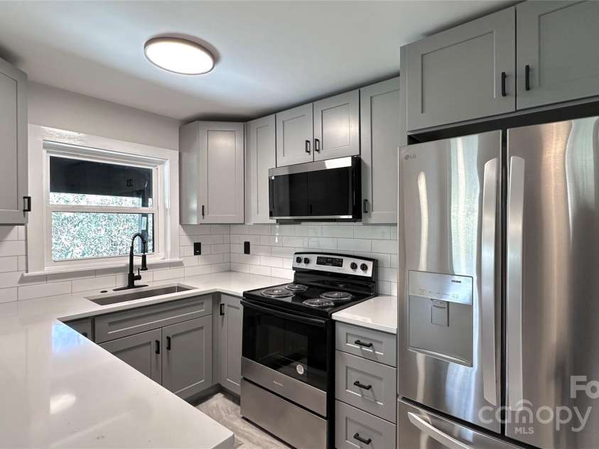 25 Dew Waite Road, Black Mountain, NC 28711.  MLS# CAR4247079, YatesRealty ID 22715. 