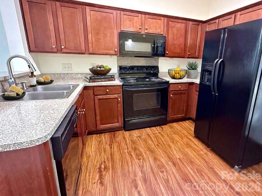 8842 Gerren Court, Charlotte, NC 28217.  MLS# CAR4393412, YatesRealty ID 22716. Bright & Spacious kitchen
