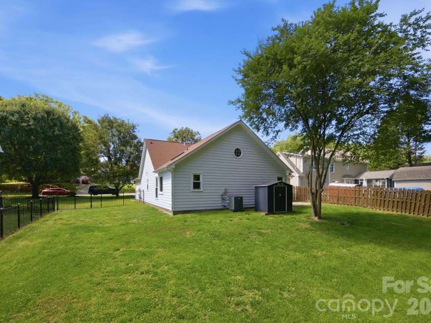 7614 Trotter Road, Charlotte, NC 28216.  MLS# CAR4377328, YatesRealty ID 22717. 