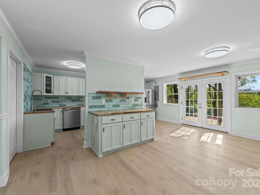 84 Halfmoon Way, Clyde, NC 28721.  MLS# CAR4256834, YatesRealty ID 22717. 