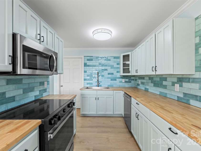 84 Halfmoon Way, Clyde, NC 28721.  MLS# CAR4256834, YatesRealty ID 22717. 