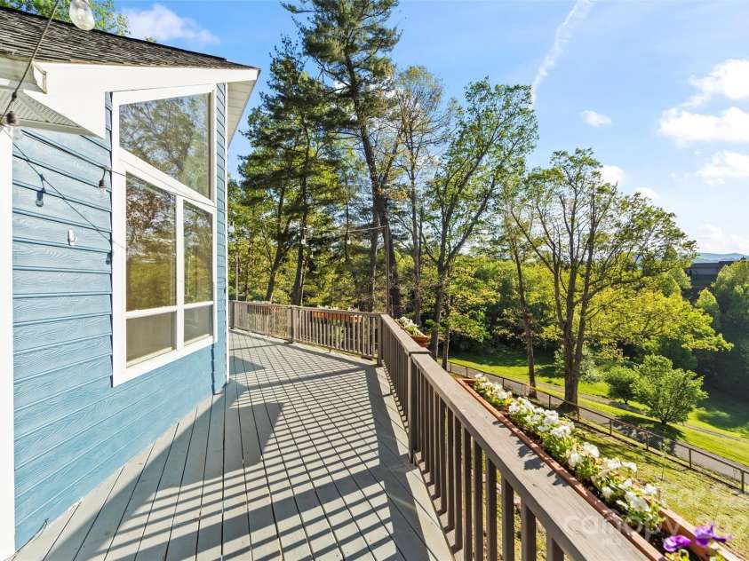 84 Halfmoon Way, Clyde, NC 28721.  MLS# CAR4256834, YatesRealty ID 22717. 