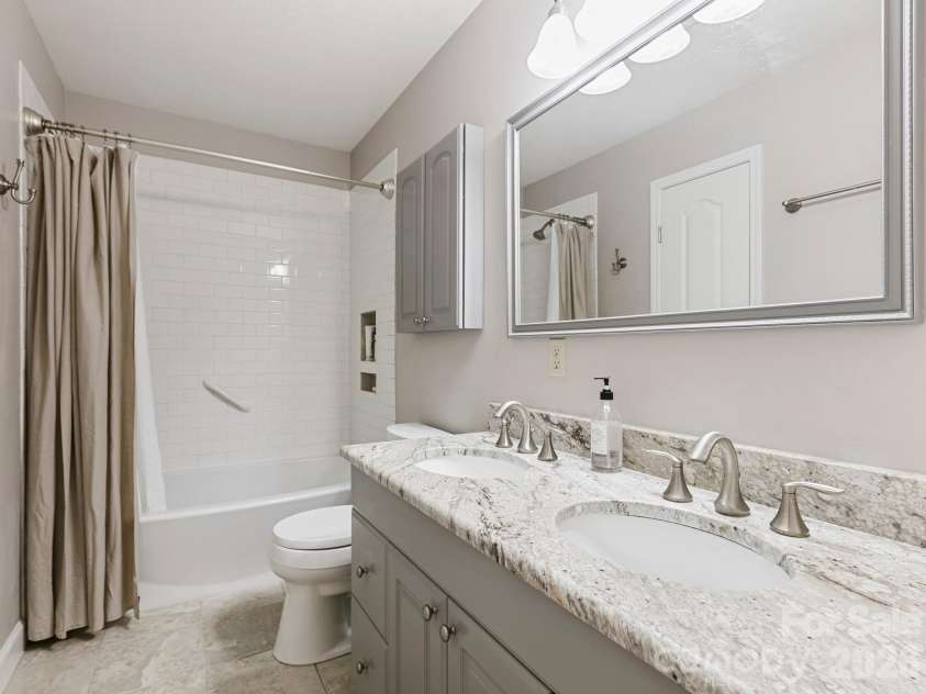 160 Little Mine Mountain Drive, Saluda, NC 28773.  MLS# CAR4380801, YatesRealty ID 22719. Full Guest Bath