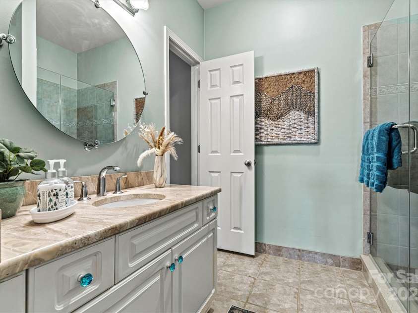 1007 Southwest Drive, Davidson, NC 28036.  MLS# CAR4271868, YatesRealty ID 22720. Guest bath