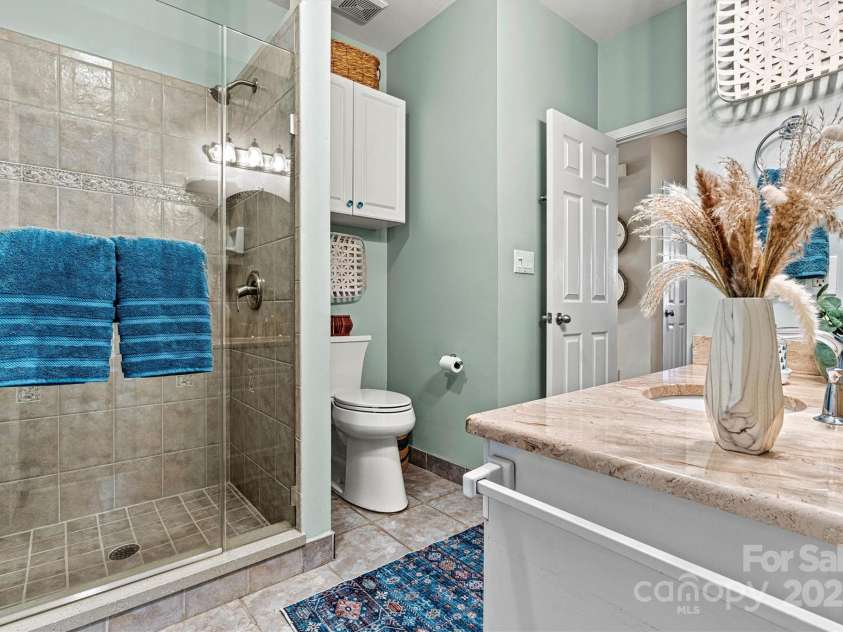 1007 Southwest Drive, Davidson, NC 28036.  MLS# CAR4271868, YatesRealty ID 22720. Guest bath with remodeled tile shower!
