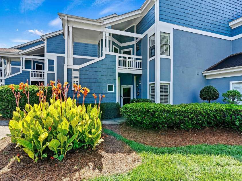 1007 Southwest Drive, Davidson, NC 28036.  MLS# CAR4271868, YatesRealty ID 22720. Looks like resort living