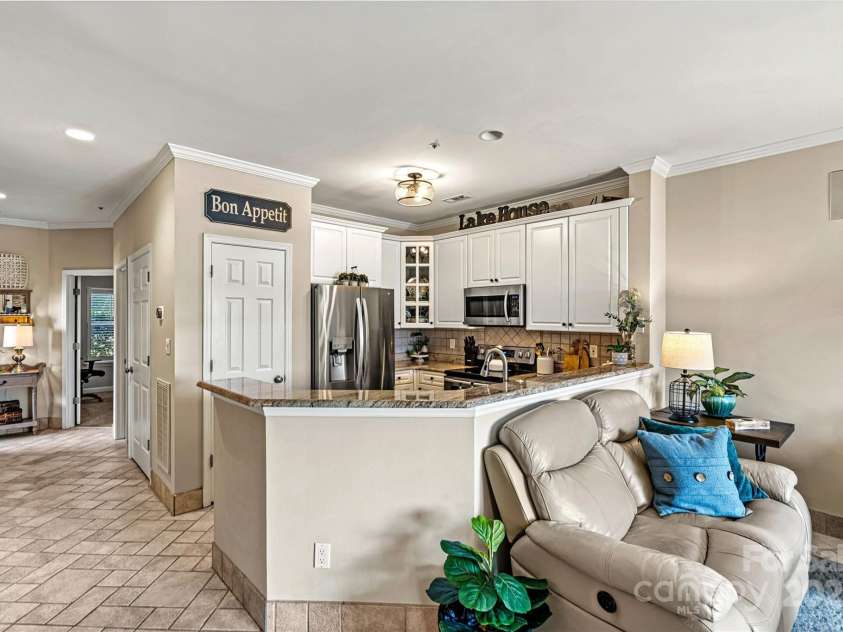 1007 Southwest Drive, Davidson, NC 28036.  MLS# CAR4271868, YatesRealty ID 22720. Neutral colors in living spaces