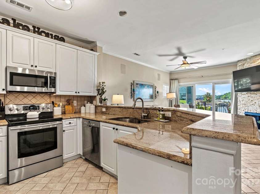 1007 Southwest Drive, Davidson, NC 28036.  MLS# CAR4271868, YatesRealty ID 22720. Open floor plan great for entertaining