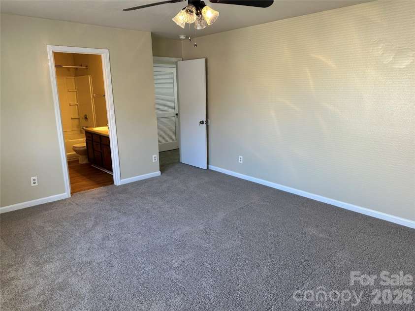 3042 Meadow Knoll Drive, Charlotte, NC 28269.  MLS# CAR4380868, YatesRealty ID 22720. 