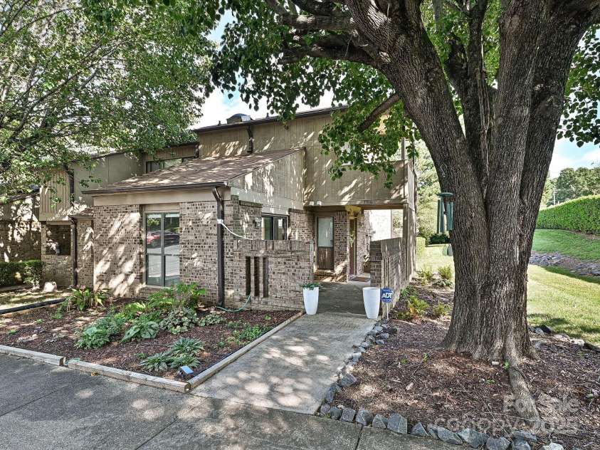 7916 Charter Oak Lane, Charlotte, NC 28226.  MLS# CAR4272766, YatesRealty ID 22722. 
