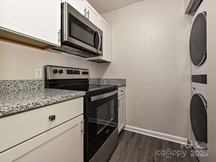 7916 Charter Oak Lane, Charlotte, NC 28226.  MLS# CAR4272766, YatesRealty ID 22722. 