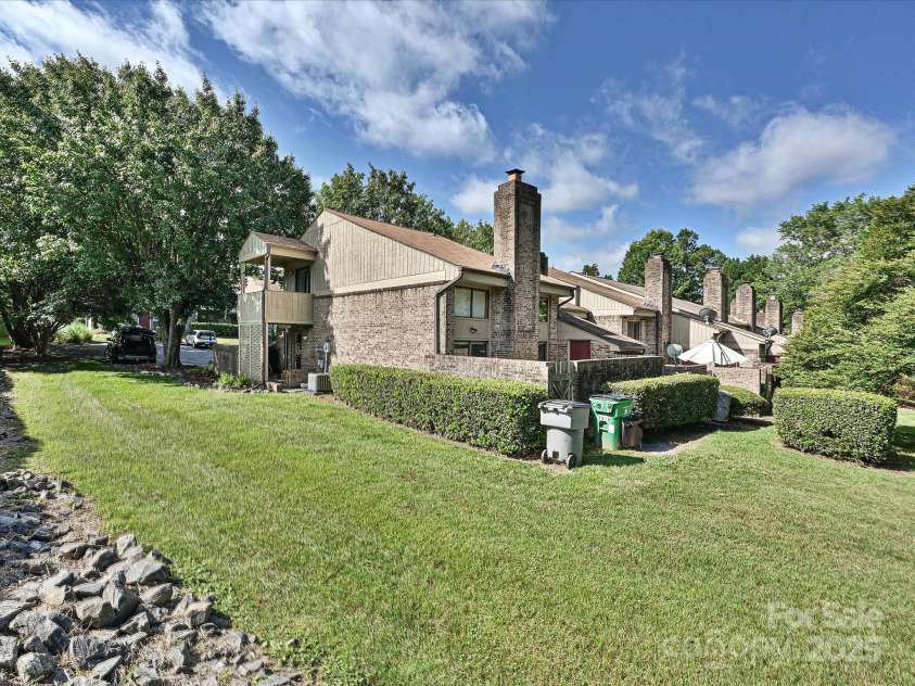 7916 Charter Oak Lane, Charlotte, NC 28226.  MLS# CAR4272766, YatesRealty ID 22722. 