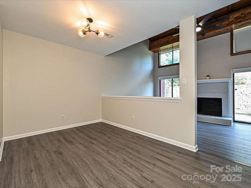 7916 Charter Oak Lane, Charlotte, NC 28226.  MLS# CAR4272766, YatesRealty ID 22722. Dining Area